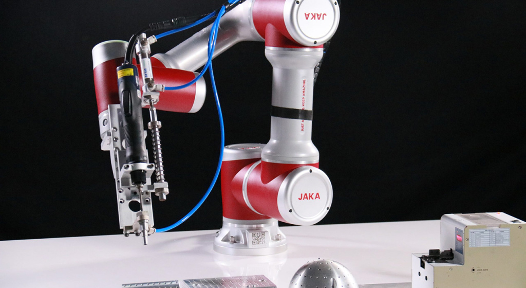 Cobot Benefits for Small and Mid-Sized Manufacturers.jpg